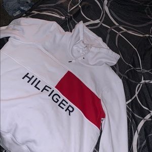 No hood -Tommy sweater